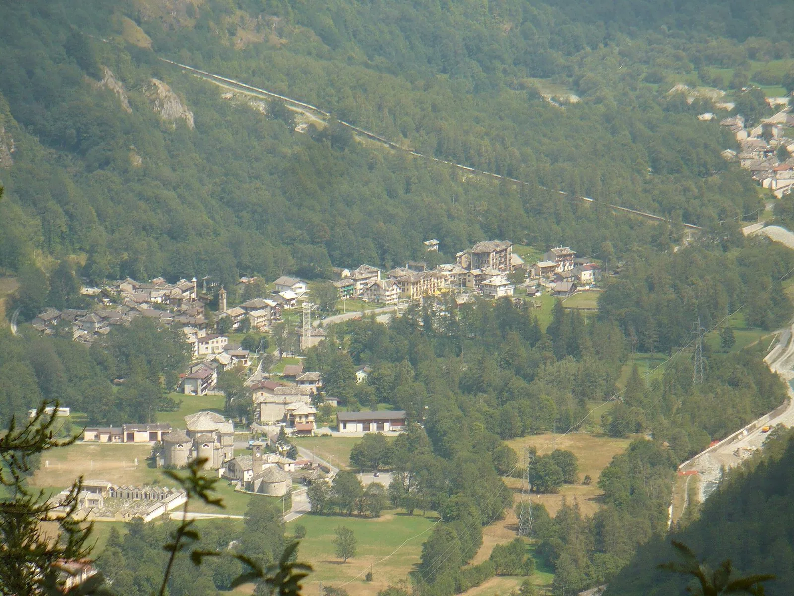 Veduta estiva di Usseglio tra prati e boschi in alta Valle di Viù