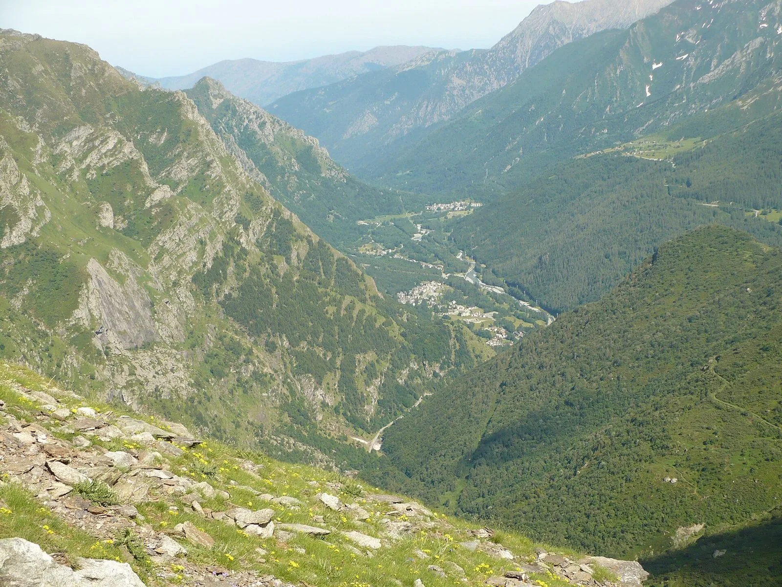Panorama della Valle di Viù con il fondovalle, i paesi e i versanti boscosi visti dall'alto