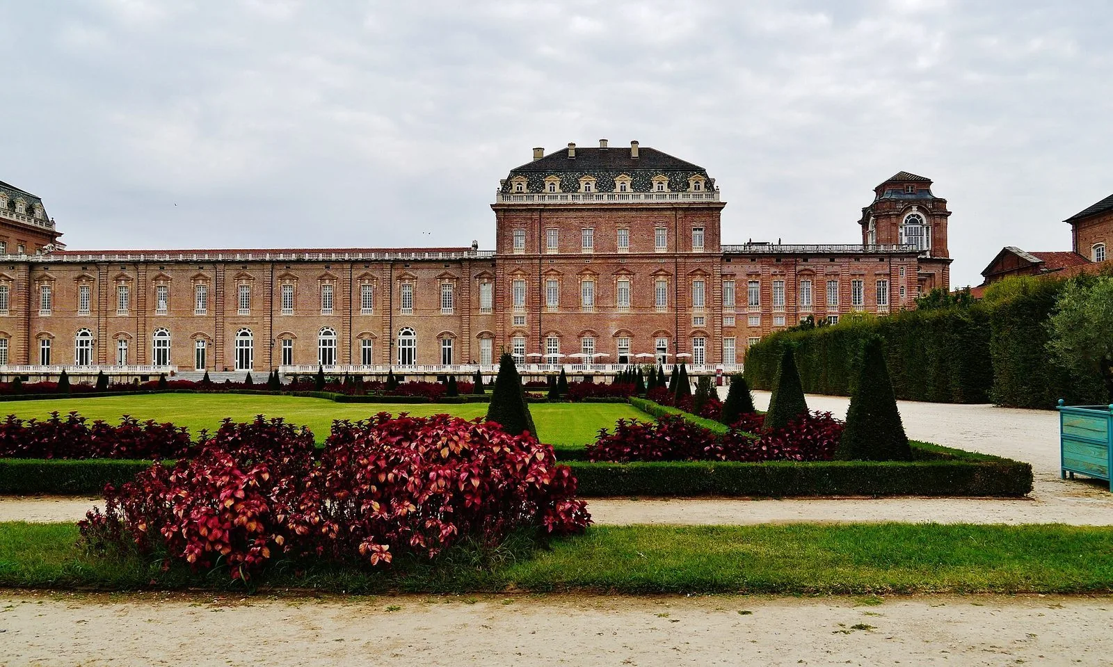 La facciata in mattoni della Reggia di Venaria Reale vista dai giardini