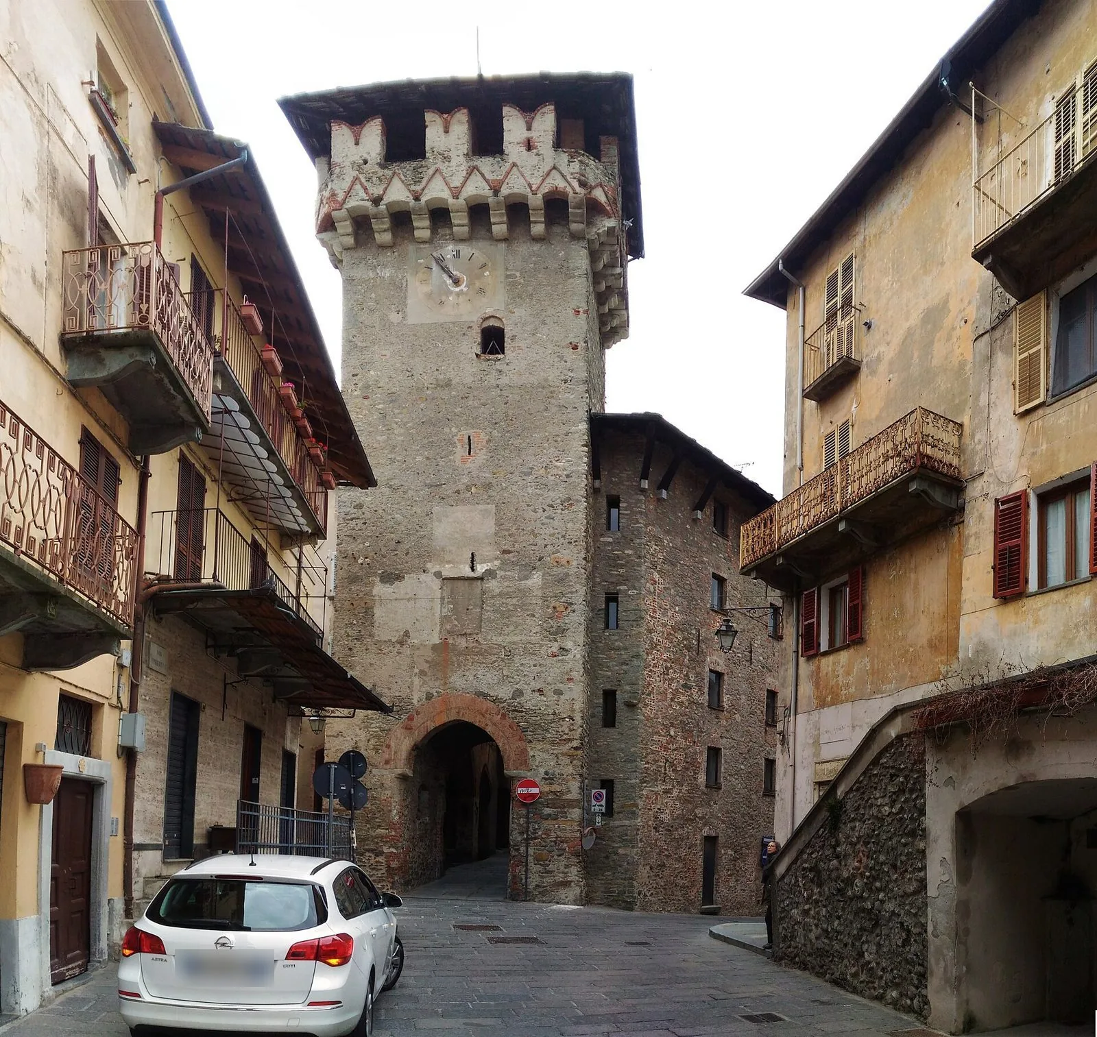 La Torre civica di Aymone di Challant a Lanzo Torinese, con merli, orologio e arco d'ingresso al borgo