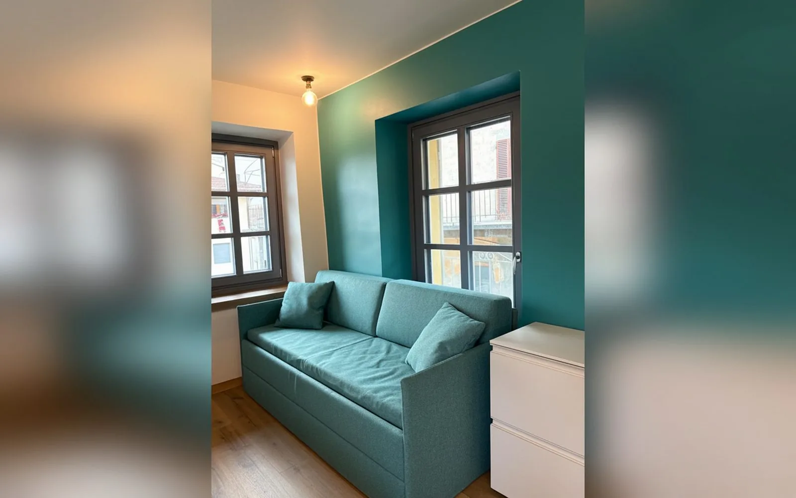 Urban Apartment — divano nella zona giorno