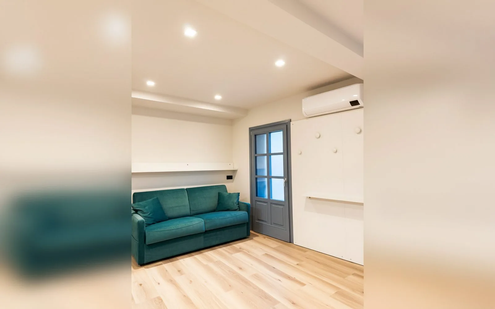 Central Apartment — divano nella zona giorno