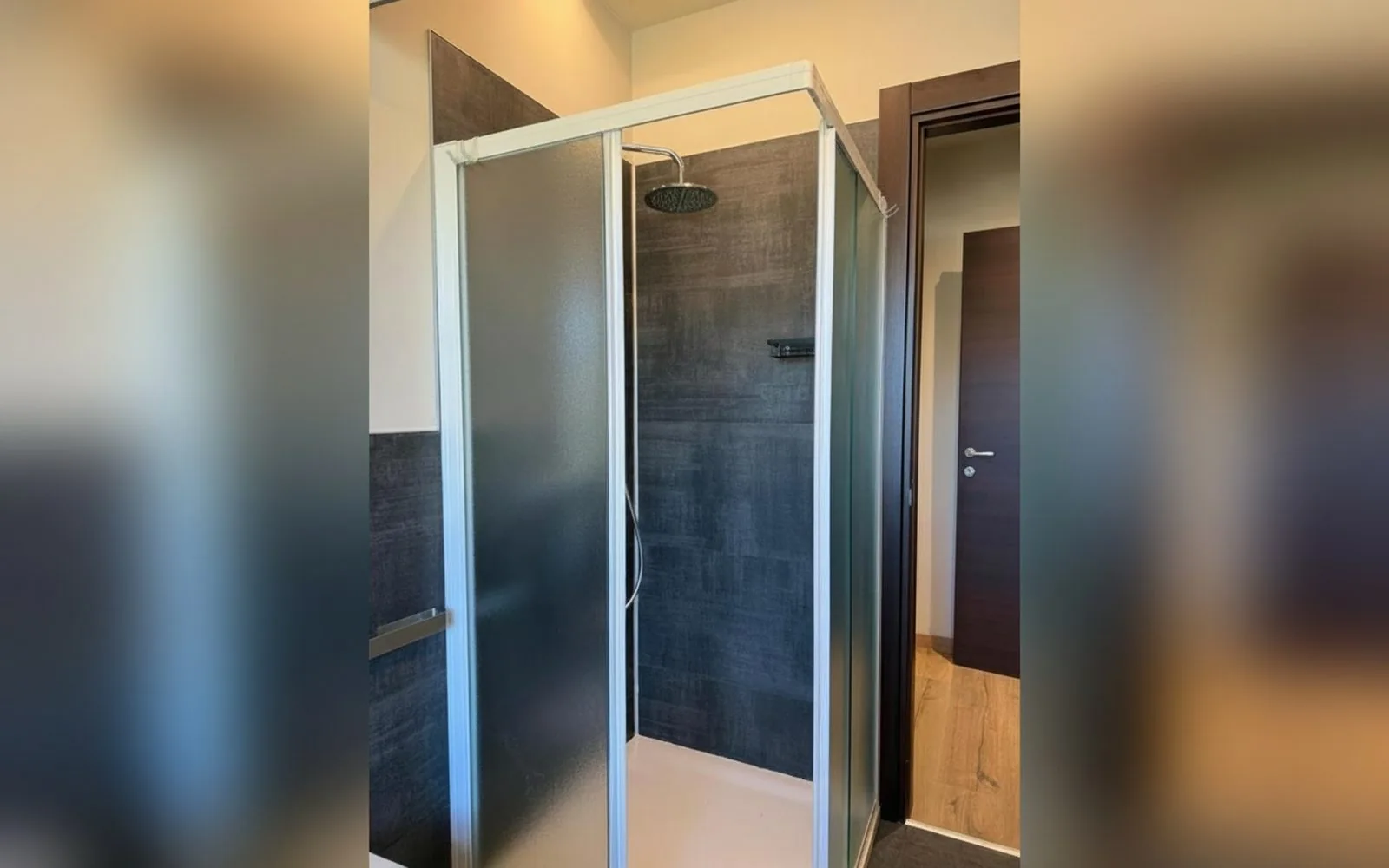 Blue Apartment — bagno con doccia
